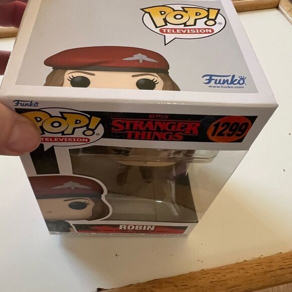 Funko Pop Stranger Things ROBIN the HUNTER S4 Vinyl Figure - Picture 5 of 7